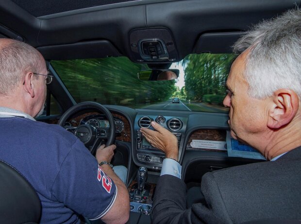 Fahrt im Erprobungsfahrzeug des Bentley Bentayga Diesel mit Entwicklungschef Rolf Frech (r.) 