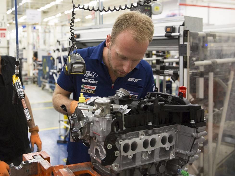 Stefan Mücke arbeitet in der Ford-Motorenproduktion mit: Anlässlich des 27-millionsten Motors, den das Werk seit dem Start der Produktion im Jahre 1962 gebaut hat, durfte er im Bereich der Turbo-Montage des 1,0-Liter-EcoBoost-Motors mithelfen.