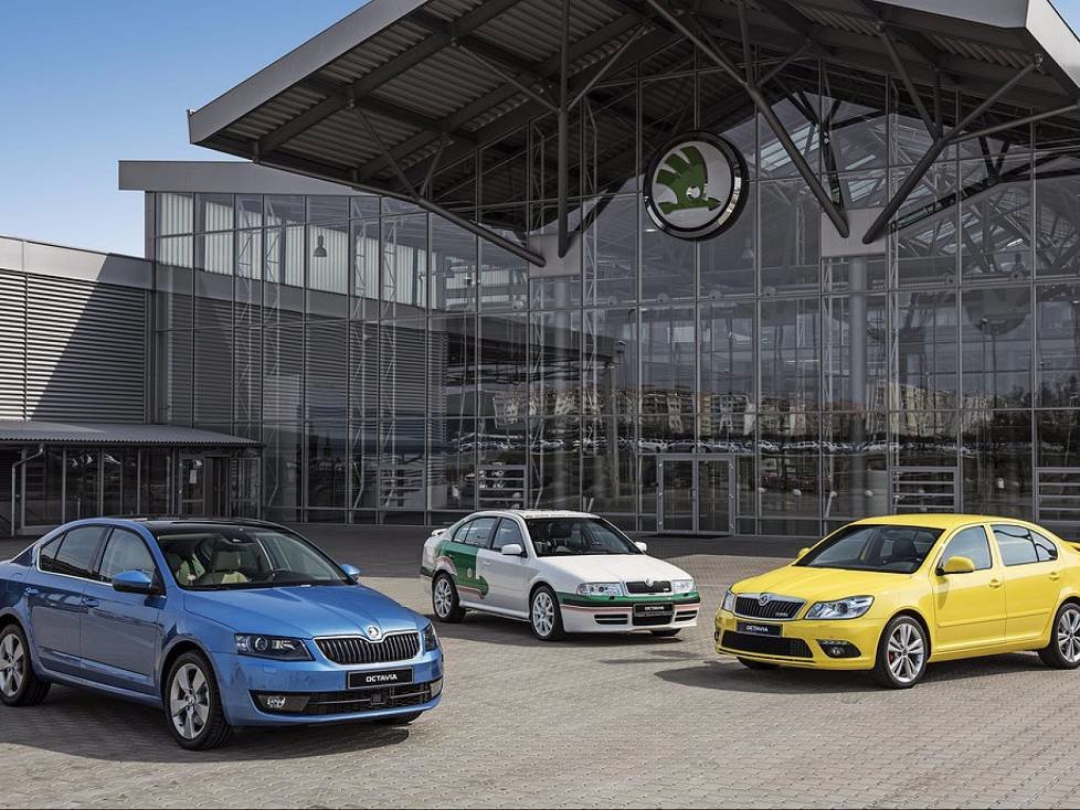 Drei Generationen des Skoda Octavia vor der Produktionshalle im Werk Mlada Boleslav
