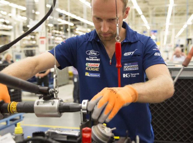 Ford Werksfahrer Stefan Mücke arbeitet in der Ford-Motorenproduktion mit