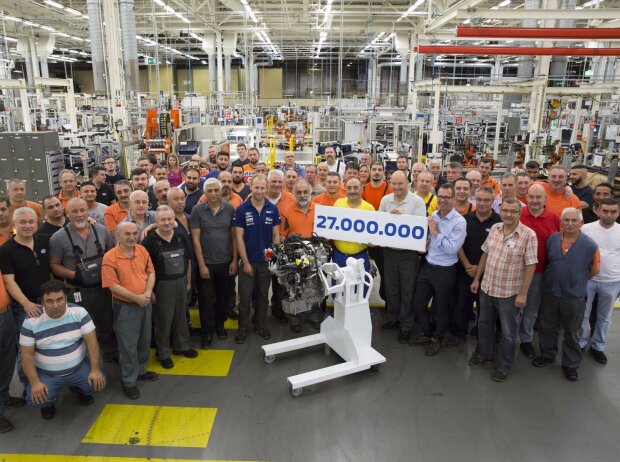 Rennfahrer Stefan Mücke mit Mitarbeitern des Ford-Motorenwerks, der Produktionsstätte des mehrfach preisgekrönten 1,0-Liter-EcoBoost-Motors. Rennfahrer Stefan Mücke mit Mitarbeitern des Ford-Motorenwerks, der Produktionsstätte des mehrfach preisgekrönten 1,0-Liter-EcoBoost-Motors.