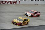 Joey Logano (Penske) und Michael Annett (HScott) 