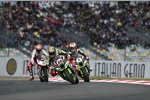 Tom Sykes vor Jonathan Rea (Kawasaki) 