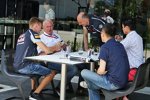 Daniil Kwjat (Toro Rosso), Helmut Marko und Franz Tost 