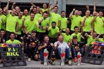 Daniel Ricciardo (Red Bull), Max Verstappen (Red Bull), Helmut Marko und Christian Horner 