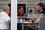 Helmut Marko, Christian Horner und Daniel Ricciardo (Red Bull) 