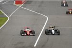 Sebastian Vettel (Ferrari) und Sergio Perez (Force India) 