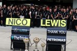 Nico Rosberg (Mercedes), Lewis Hamilton (Mercedes), Niki Lauda und Toto Wolff 