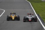 Jolyon Palmer (Renault) und Romain Grosjean (Haas) 