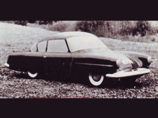 Titel-Bild zur News: Holzmodell einer Passat Limousine im Maßstab 1:5. Basis war der Opel Kapitän von 1951