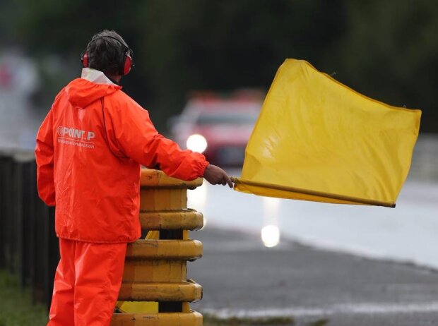 Titel-Bild zur News: Gelbe Flagge, Full Course Yellow, FCY