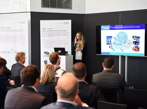 Moderatorin Eve Scheer begrüßte 25 Vertreter aus Wirtschaft, Politik und Medien zum Fachgespräch von Audi und Gazprom Titel-Bild zur News: Moderatorin Eve Scheer begrüßte 25 Vertreter aus Wirtschaft, Politik und Medien zum Fachgespräch von Audi und Gazprom
