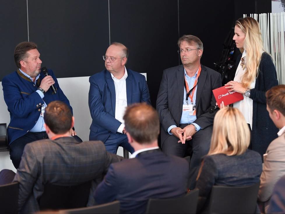 Kurt Sigl, Präsident des Bundesverbandes eMobilität e.V. (links) forderte in der Diskussionsrunde mit Uwe Johann (Geschäftsführer Gazprom NGV Europe) und Reiner Mangold (Leiter Nachhaltige Produktentwicklung der AUDI AG) eine Chancengleichheit für alle al