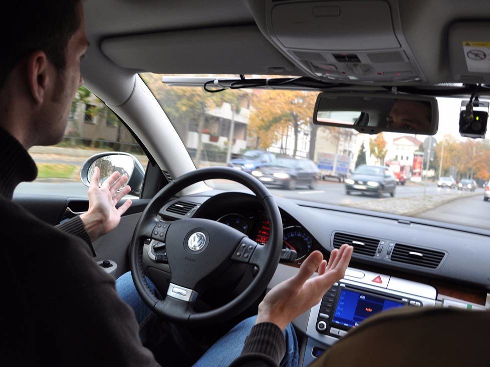 Autonomes Fahren: Fahren ohne Hände m Lednkrad - noch lange illegal