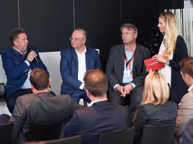 Kurt Sigl, Präsident des Bundesverbandes eMobilität e.V. (links) forderte in der Diskussionsrunde mit Uwe Johann (Geschäftsführer Gazprom NGV Europe) und Reiner Mangold (Leiter Nachhaltige Produktentwicklung der AUDI AG) eine Chancengleichheit für alle al Kurt Sigl, Präsident des Bundesverbandes eMobilität e.V. (links) forderte in der Diskussionsrunde mit Uwe Johann (Geschäftsführer Gazprom NGV Europe) und Reiner Mangold (Leiter Nachhaltige Produktentwicklung der AUDI AG) eine Chancengleichheit für alle al