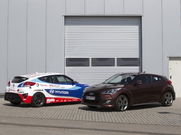 Hyundai Veloster Turbo für die Nordschleife (l.) und sein Serienpendant (r.) Hyundai Veloster Turbo für die Nordschleife (l.) und sein Serienpendant (r.)