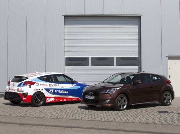 Hyundai Veloster Turbo für die Nordschleife (l.) und sein Serienpendant (r.)