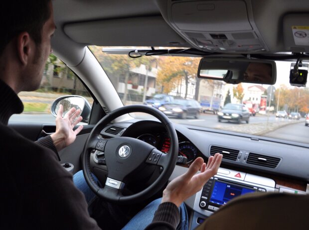 Autonomes Fahren: Fahren ohne Hände am Lenkrad - noch lange illegal Autonomes Fahren: Fahren ohne Hände am Lenkrad - noch lange illegal