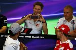 Romain Grosjean (Haas) und Lewis Hamilton (Mercedes) 