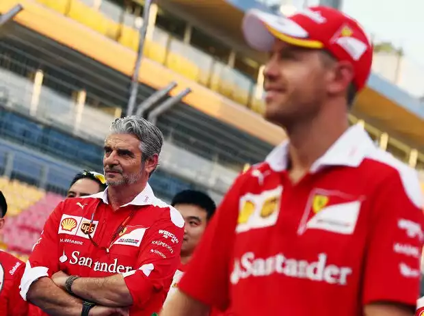Maurizio Arrivabene, Sebastian Vettel Titel-Bild zur News: Maurizio Arrivabene, Sebastian Vettel