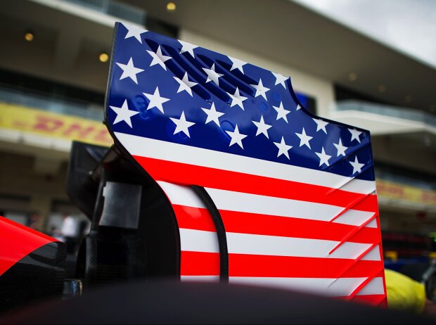 Titel-Bild zur News: USA-Flagge auf dem Manor-Heckflügel