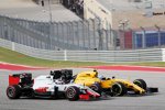 Jolyon Palmer (Renault) und Romain Grosjean (Haas) 