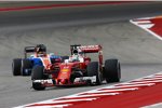 Sebastian Vettel (Ferrari) und Pascal Wehrlein (Manor) 