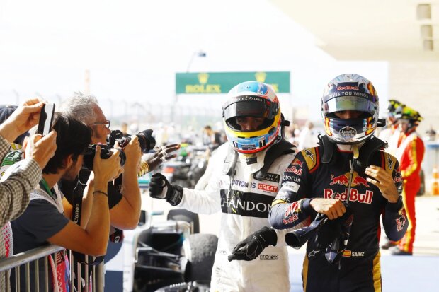 Fernando Alonso Carlos Sainz McLaren McLaren Honda F1Toro Rosso Scuderia Toro Rosso F1 ~Fernando Alonso (McLaren) und Carlos Sainz (Toro Rosso) ~ Fernando Alonso Carlos Sainz McLaren McLaren Honda F1Toro Rosso Scuderia Toro Rosso F1 ~Fernando Alonso (McLaren) und Carlos Sainz (Toro Rosso) ~