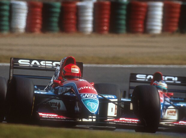 Eddie Irvine vor Rubens Barrichello in Suzuka 1993