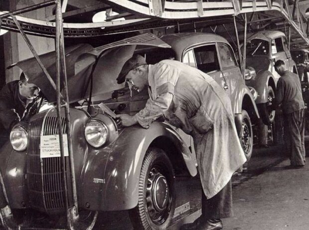 Die ersten Opel Kadett laufen 1936 von den Rüsselsheimer Bändern 