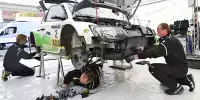 Chefmechaniker Christian Wiedenhofer (r.) und sein Team machen den FABIA R5 fit für den Rallye-Einsatz