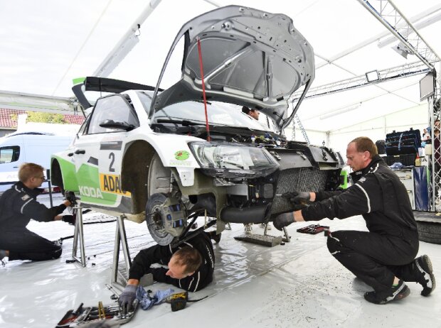 Titel-Bild zur News: Chefmechaniker Christian Wiedenhofer (r.) und sein Team machen den FABIA R5 fit für den Rallye-Einsatz