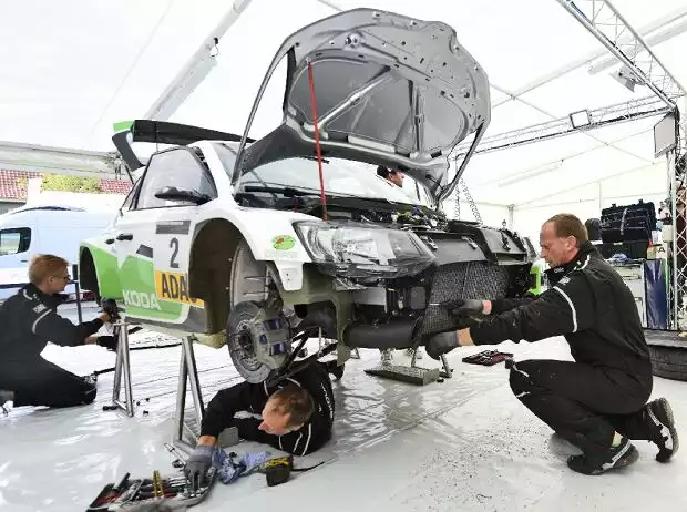 Chefmechaniker Christian Wiedenhofer (r.) und sein Team machen den FABIA R5 fit für den Rallye-Einsatz Titel-Bild zur News: Chefmechaniker Christian Wiedenhofer (r.) und sein Team machen den FABIA R5 fit für den Rallye-Einsatz
