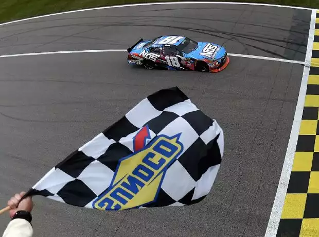 Kyle Busch, Zielflagge Titel-Bild zur News: Kyle Busch, Zielflagge