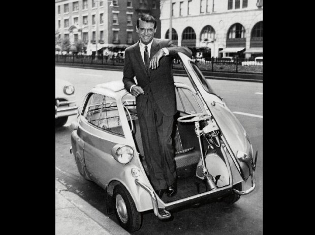 US-Schauspieler Cary Grant als Werbeträger für die BMW Isetta in den 1950er-Jahren