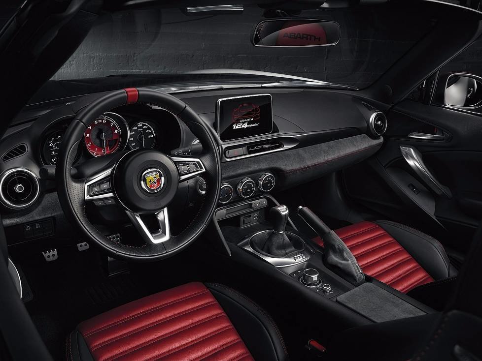 Cockpit des Abarth 124 Spider