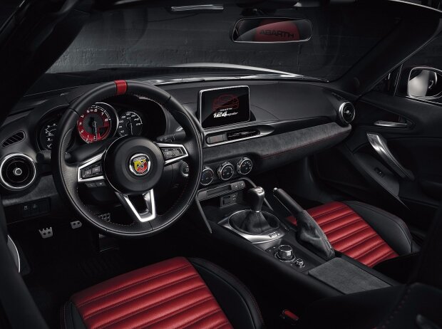 Cockpit des Abarth 124 Spider 