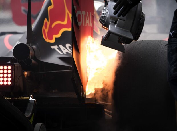 Titel-Bild zur News: Brennende Bremse bei Max Verstappen