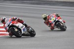 Andrea Dovizioso vor Andrea Iannone (Ducati) 