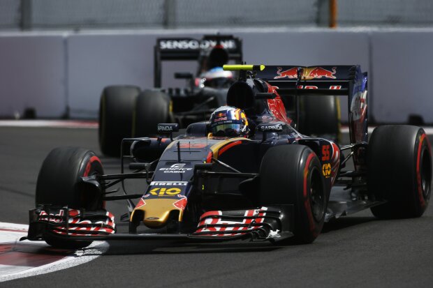 Carlos Sainz Fernando Alonso Ferrari Scuderia Ferrari F1Toro Rosso Scuderia Toro Rosso F1McLaren McLaren Honda F1 ~Carlos Sainz (Toro Rosso) und Fernando Alonso (McLaren) ~ Carlos Sainz Fernando Alonso Ferrari Scuderia Ferrari F1Toro Rosso Scuderia Toro Rosso F1McLaren McLaren Honda F1 ~Carlos Sainz (Toro Rosso) und Fernando Alonso (McLaren) ~