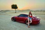 MISS TUNING KALENDER 2017 - Titelbild. Miss Tuning Julia Oemler, Dubais heißeste Locations und tolle Autos glänzen um die Wette: Sonnenuntergang in der Wüste Dubais mit einem schicken 911er Porsche Carrera, der unter anderem Felgen von Alphamale Performance verbaut hat.