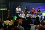 Daniel Ricciardo (Red Bull), Sebastian Vettel (Ferrari), Max Verstappen (Red Bull), Charlie Whiting, Lewis Hamilton (Mercedes), Felipe Massa (Williams) und Nico Rosberg (Mercedes) 