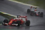 Sebastian Vettel (Ferrari) und Esteban Gutierrez (Haas) 