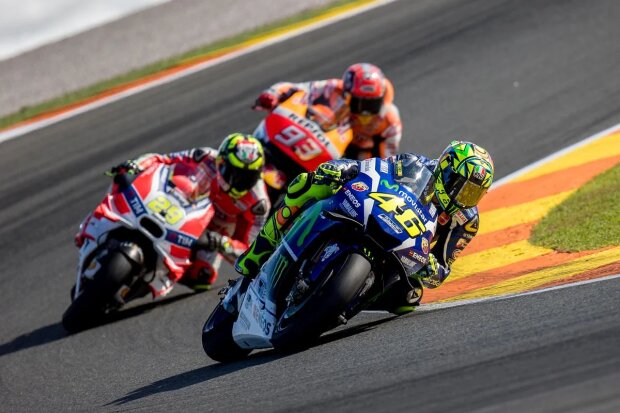  ~Valentino Rossi, vor Andrea Iannone und Marc Marquez ~          