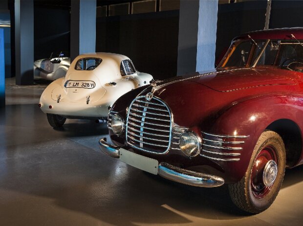 Titel-Bild zur News: Ausstellung ?Strom-Linien-Form ? die Faszination des geringen Widerstands": Horch 930 S von 1939 (r.) und BMW 328 Touring Coupé von 1936
