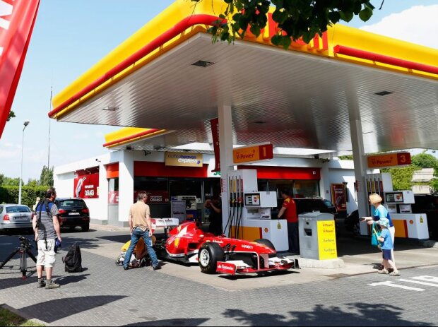 Titel-Bild zur News: Ferrari-Bolide an der Tankstelle