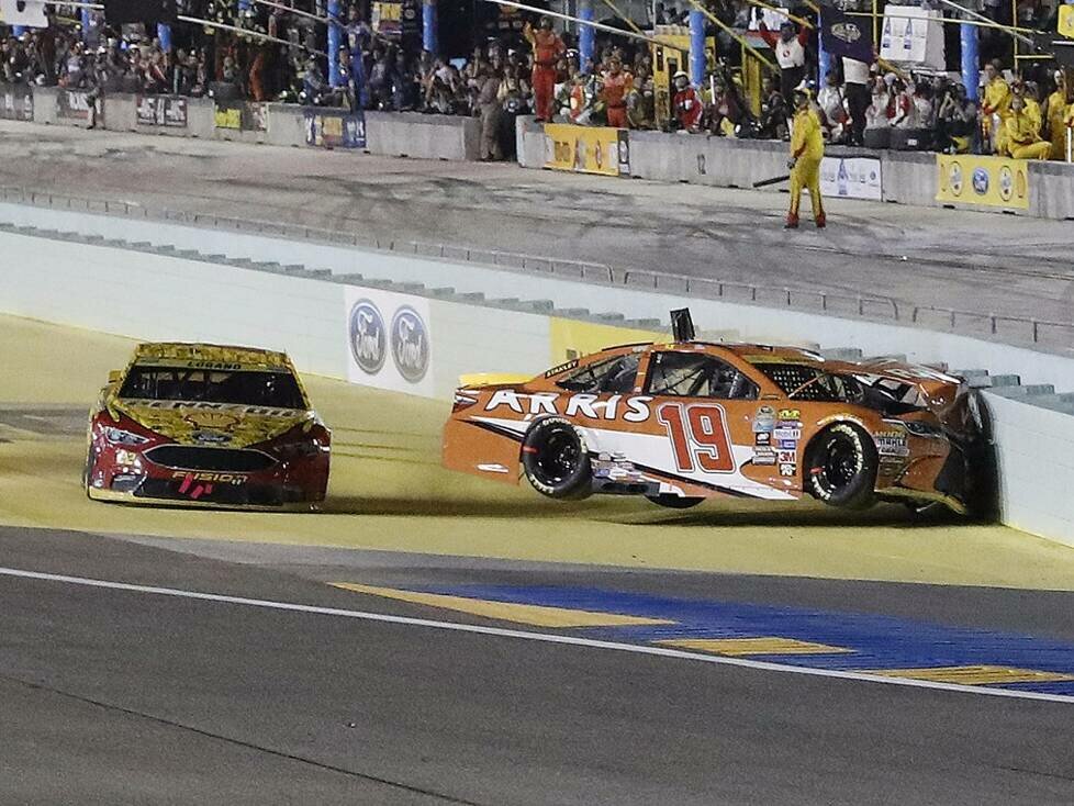 Carl Edwards, Joey Logano