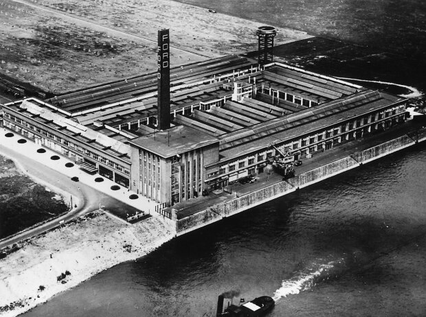 1930 entstand das direkt am Rhein gelegene Ford-Werk in Köln-Niehl. 