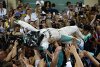 Bild zum Inhalt: Freudentanz und Handshake: Weltmeister Rosberg im Rausch