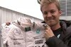 Bild zum Inhalt: Nico Rosberg spendet Rennanzug und Handschuhe für guten Zweck